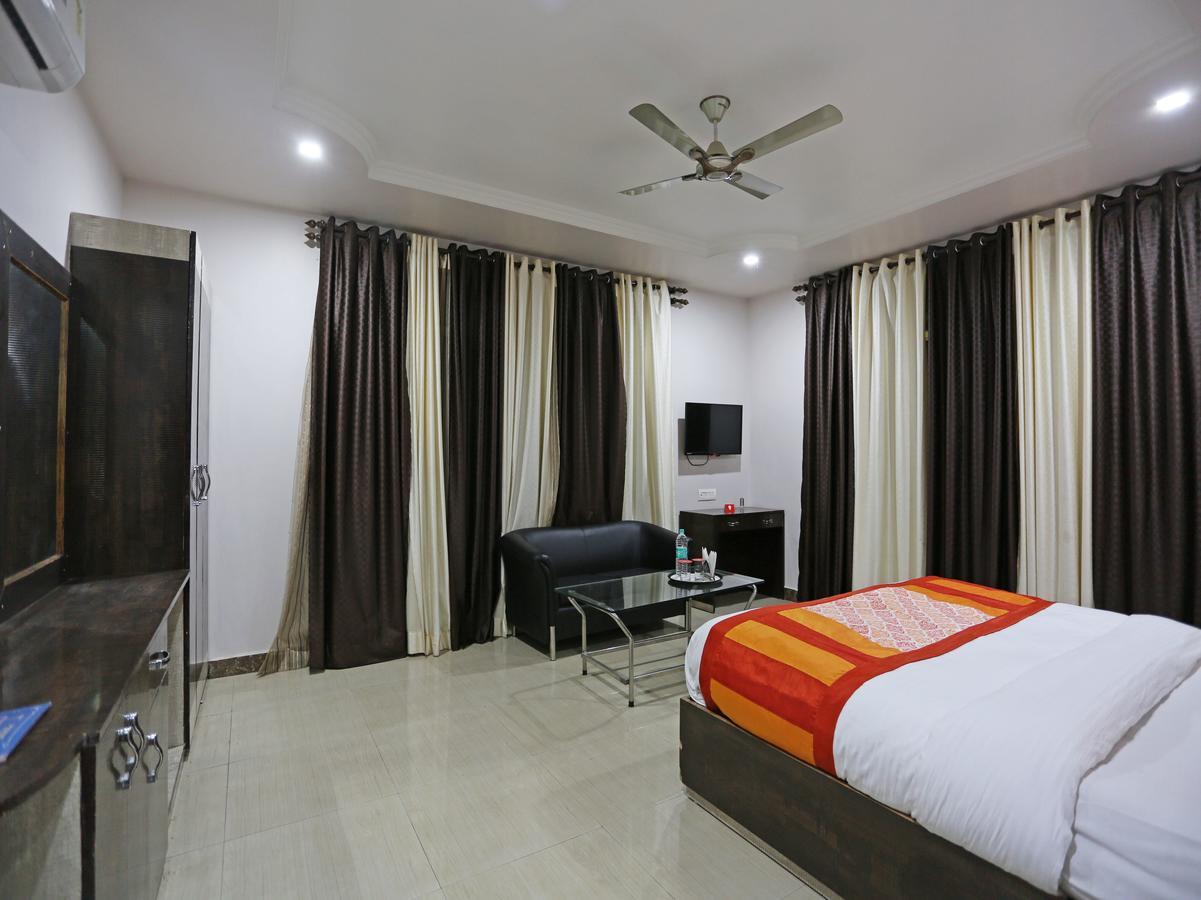 Oyo 4635 Sheetal Hotel Haldwāni Exterior foto